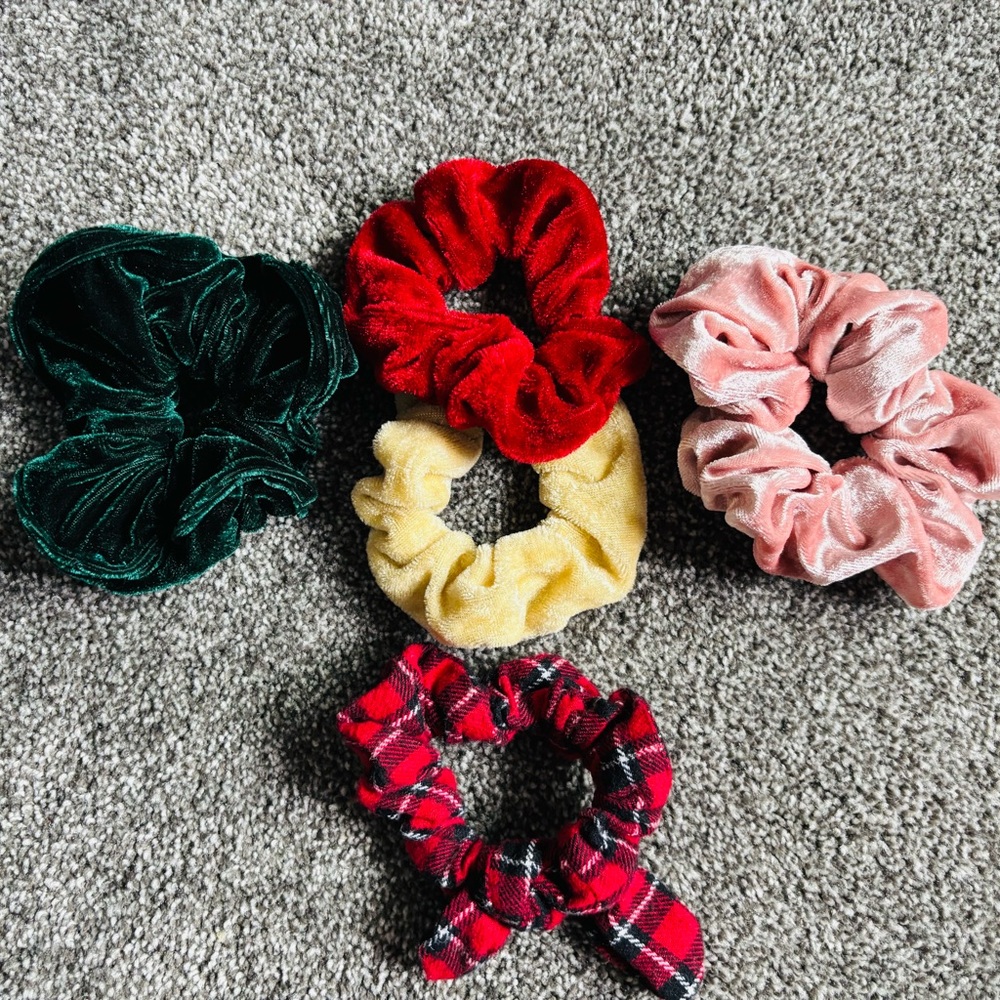 BUNDLE LOT (7) Hair Scrunchies!
Various colors.
